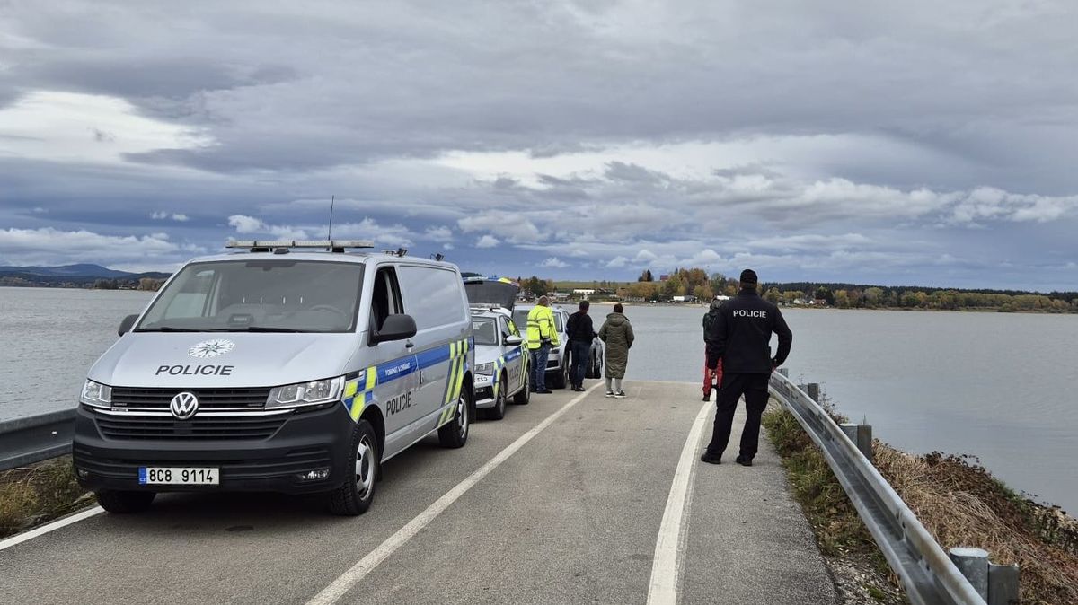 Policie z Lipna vyprostila 10 let hledané vozidlo, bylo v něm lidské tělo